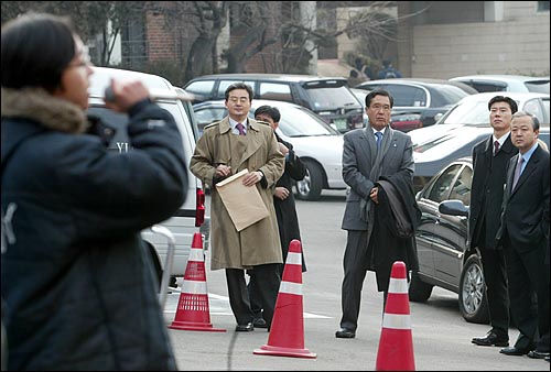 행사장 입구에서 조선일보 규탄 연설을 듣고 있는 방상훈 조선일보 사장(오른쪽 세번째)과 변용식 조선일보 편집인(오른쪽 첫번째) 